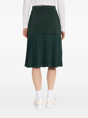 saia plissada com patch de logotipo