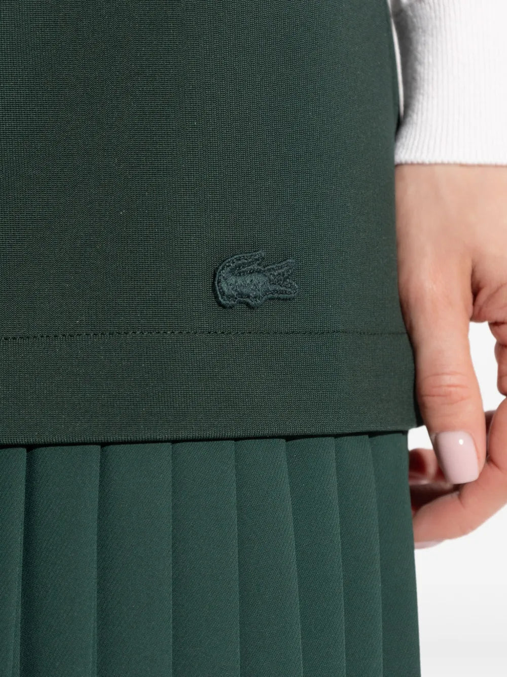 saia plissada com patch de logotipo