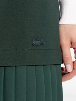 saia plissada com patch de logotipo