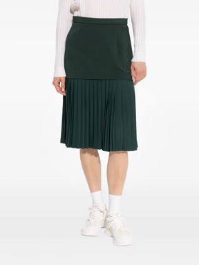 saia plissada com patch de logotipo