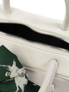 bolsa de couro com detalhe de cachecol