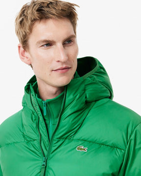 Casaco curta acolchoada com capuz repelente à água