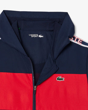 Casaco azul e vermelho com logo