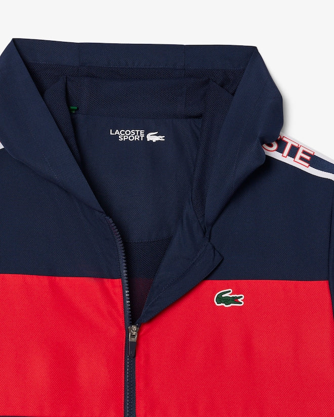 Casaco azul e vermelho com logo