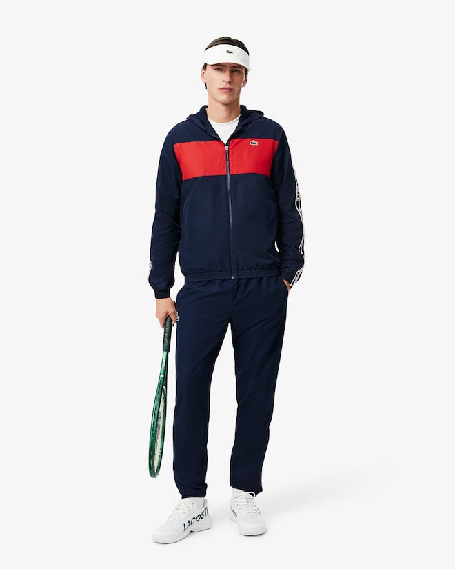 Casaco azul e vermelho com logo