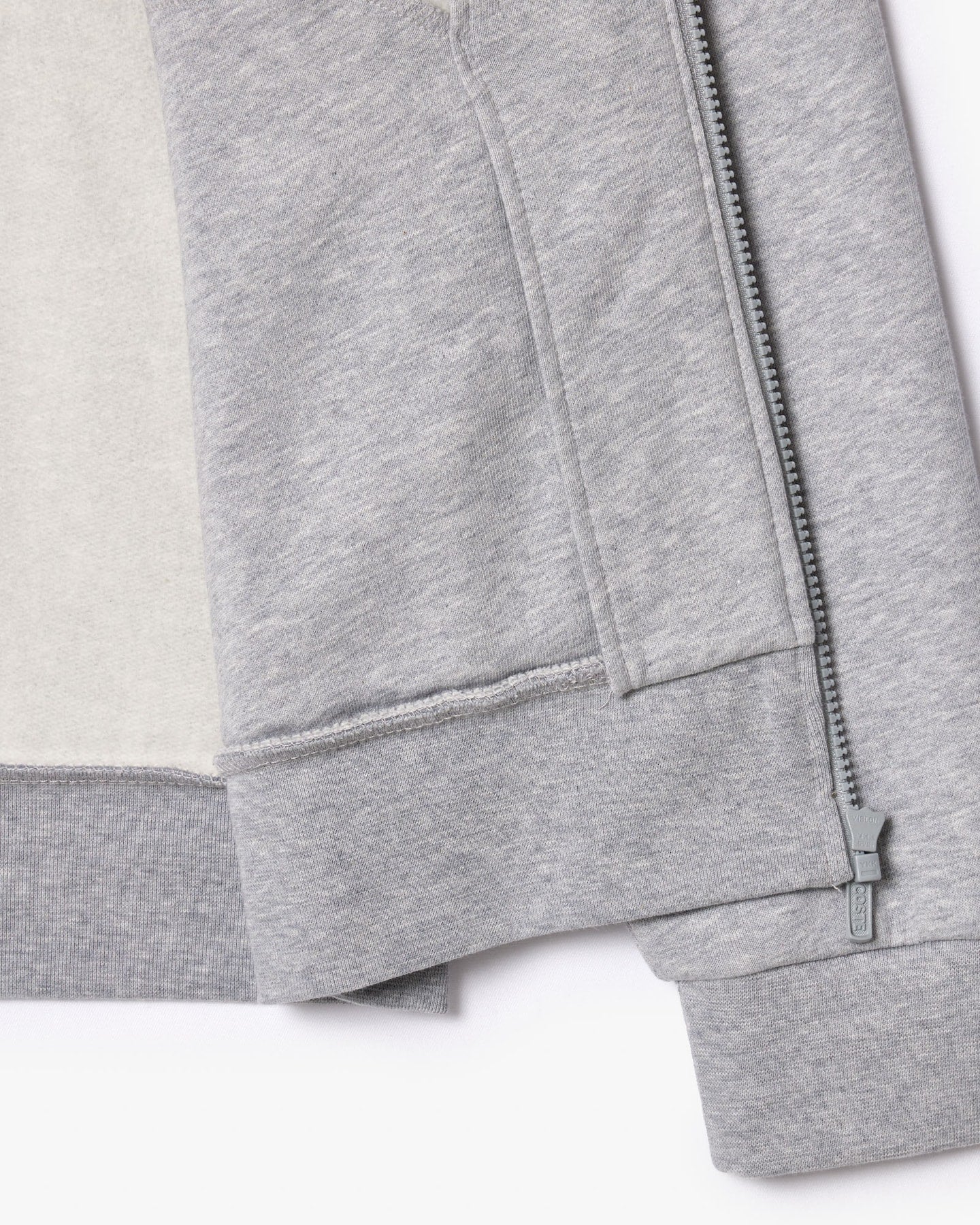 Casaco de lã com gola alta e zíper